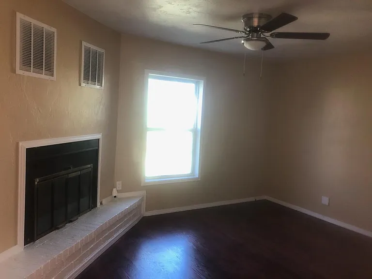 704 Deane Dr — Photo 2