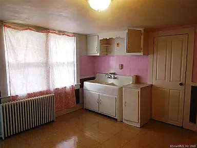 168 College St — Photo 9