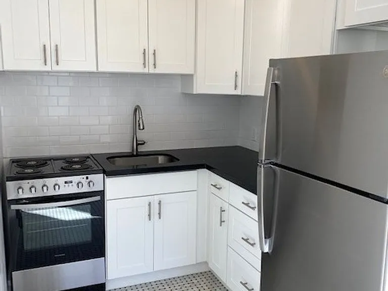 4435 Phinney Ave N — Photo 34