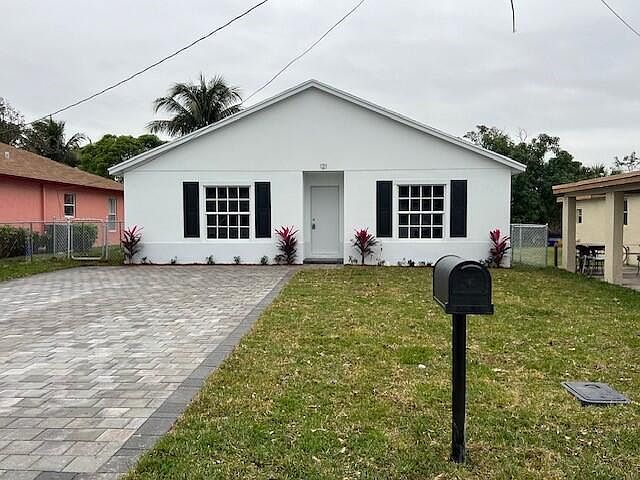 1st image of 121 NE 13th Avenue