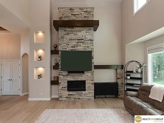5th image of 23603 Berry St