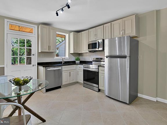 3rd image of 230 E 5th St