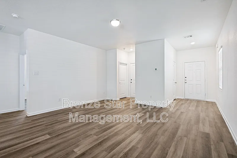 3 bed, 2.0 bath, 1437 sqft, $1,800 — Photo 3
