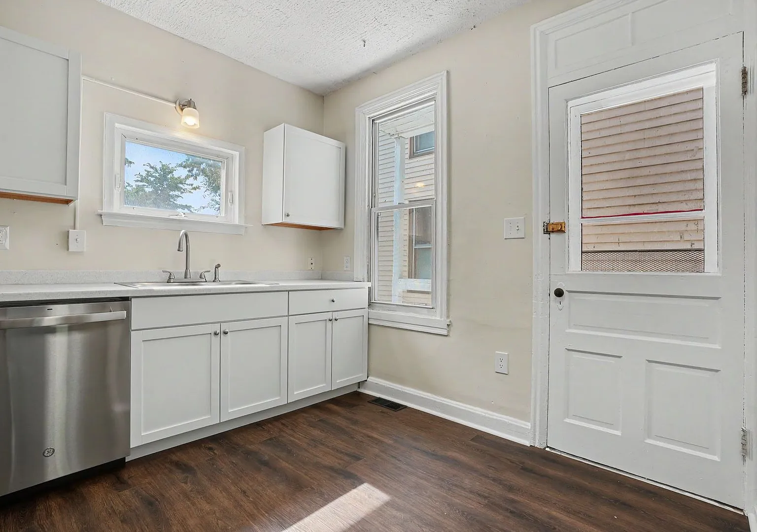 Newly renovated 2 bedroom House near Carlisle school complex — Photo 4