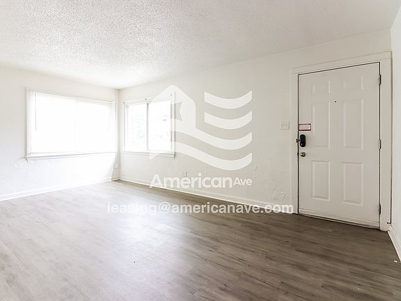 1339596_002_living_room_13798899.jpg