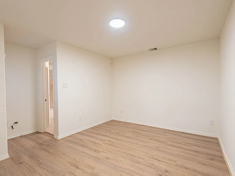 8117 Silverton Creek Ln — Photo 10