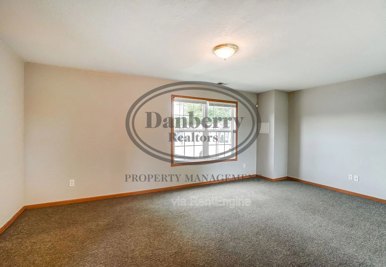 6 bed, 3.0 bath, 2500 sqft, $1,800 — Photo 4