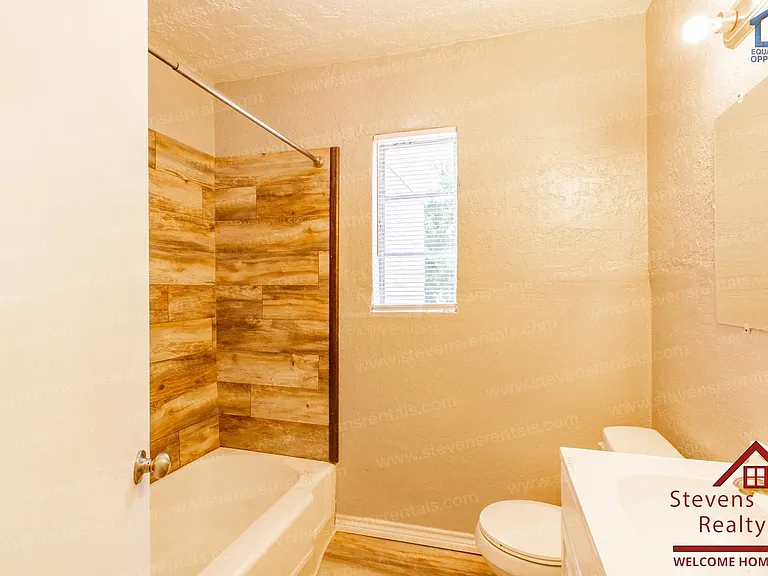 1303 NW Taylor Ave — Photo 3