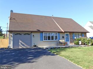 5 Glen Rd, Levittown, PA 19057
