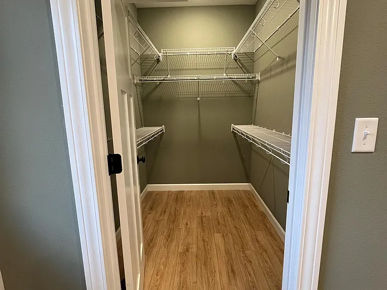 Main level bedroom walk-in closet