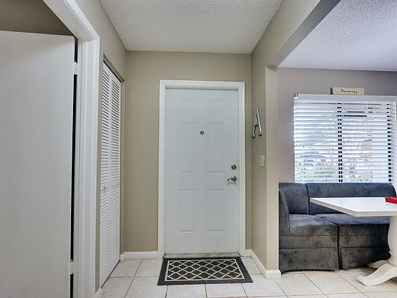 2nd image of 10082 Shadywood Pl