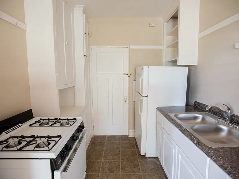 1720 E Newton Apartments — Photo 18