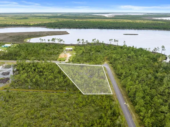 40 E Bay Dr, Wewahitchka, FL 32465