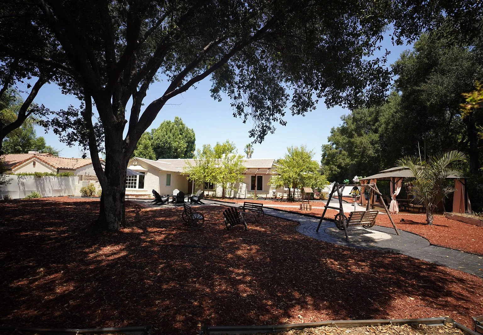 7 bed, 3500 sqft, $14,999 — Photo 2