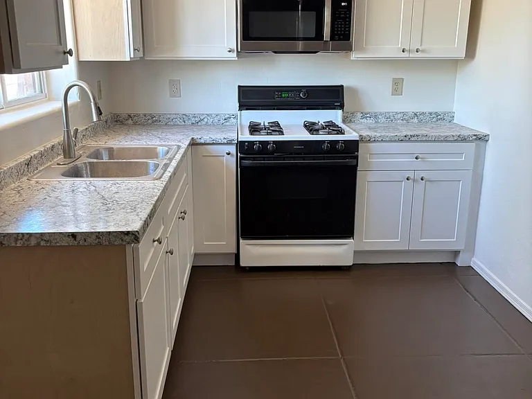 1036 N 13th Ave #A — Photo 10