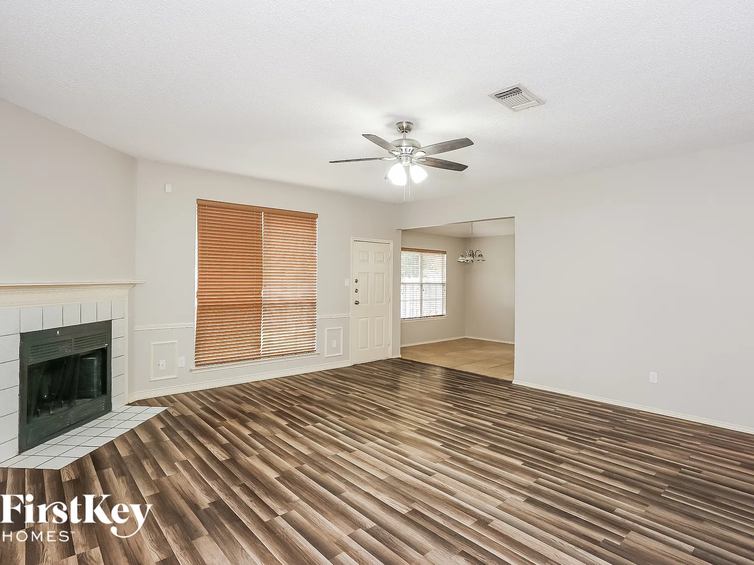 4 bed, 2.0 bath, 2100 sqft, $2,615 — Photo 2