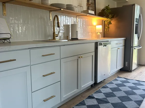 371 Lakeshore Dr, McCook Lake, SD 57049