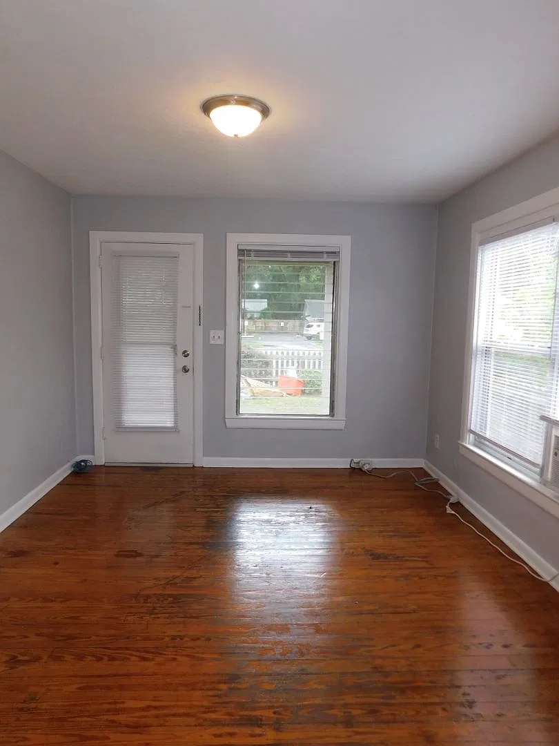 Charming 2 Bedroom! — Photo 2