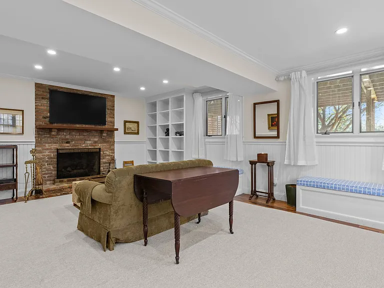 16 Tuckahoe Ln — Photo 3