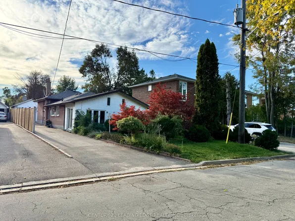 22 Highbury Rd, Toronto, ON M9M 2J7