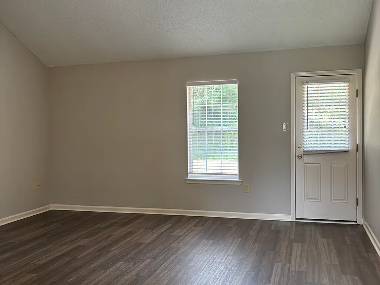 2810 Longbow Ln — Photo 2