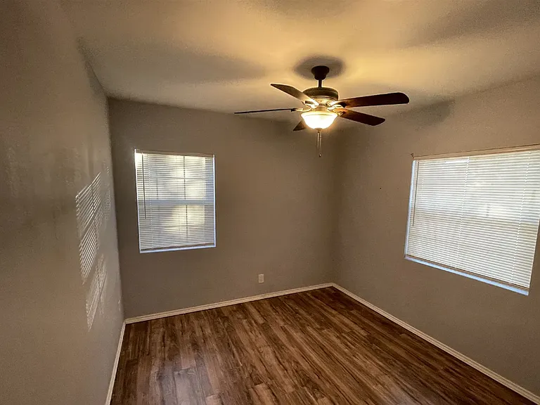 2300 W Hickory St — Photo 4