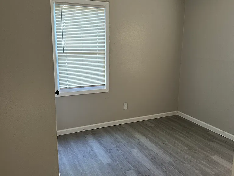 10185 Winkler Dr — Photo 6