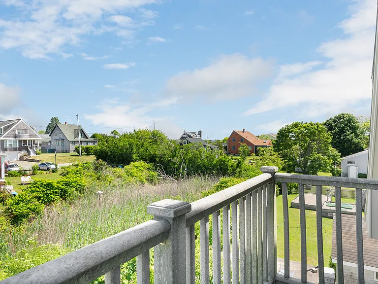140 Community Dr — Photo 10