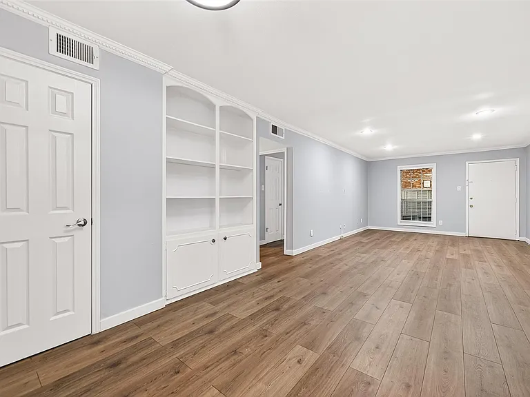 359 N Post Oak Ln #127 — Photo 8