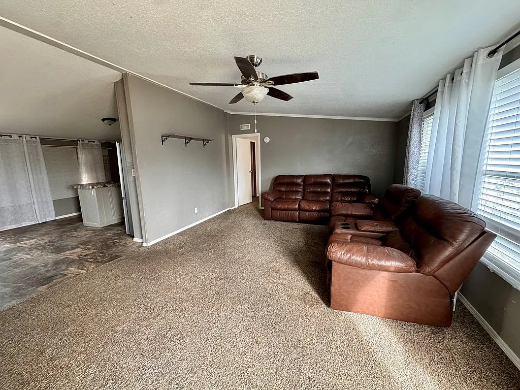 4 bed, 2.0 bath, 1596 sqft, $1,800 — Photo 3