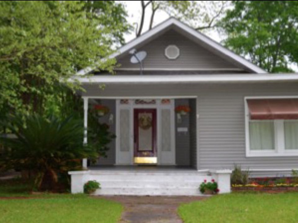 1st image of 902 Fairview St