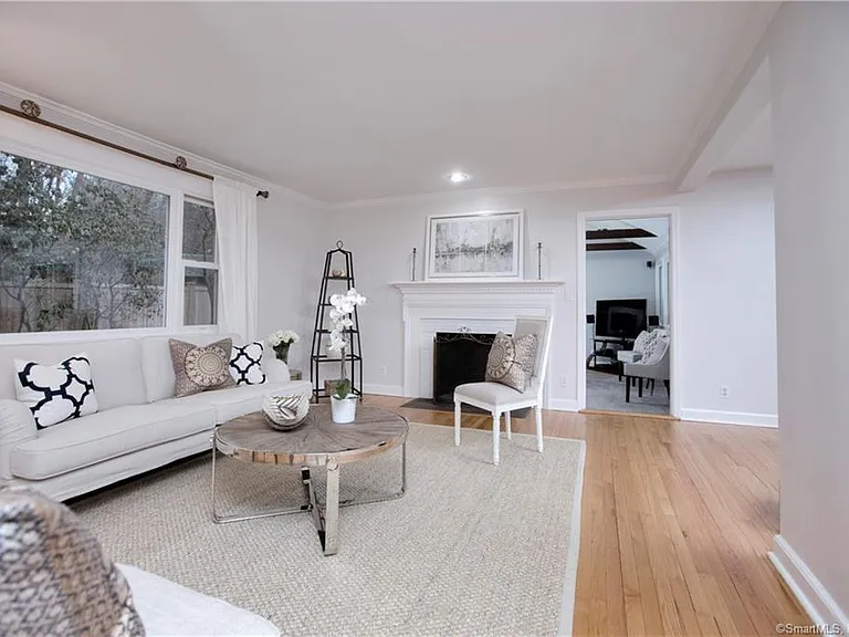 8 Lone Pine Ln — Photo 4