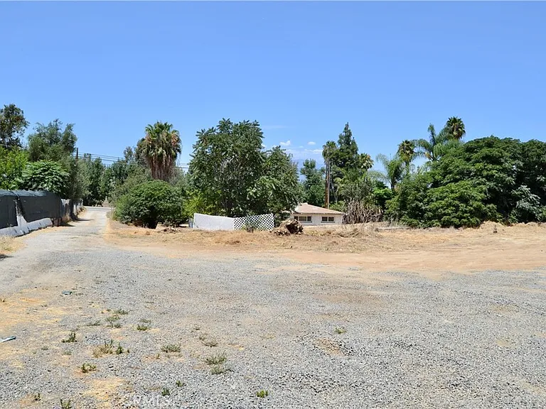 894 N Orange St — Photo 42