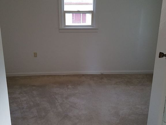 4th image of 1511 N Rainier Ave