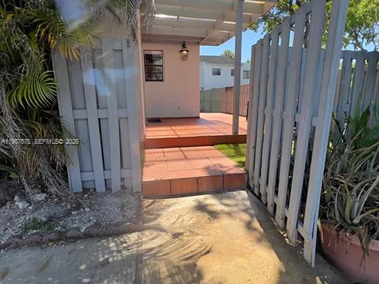 10550 NW 7th Ter #B7 — Photo 4