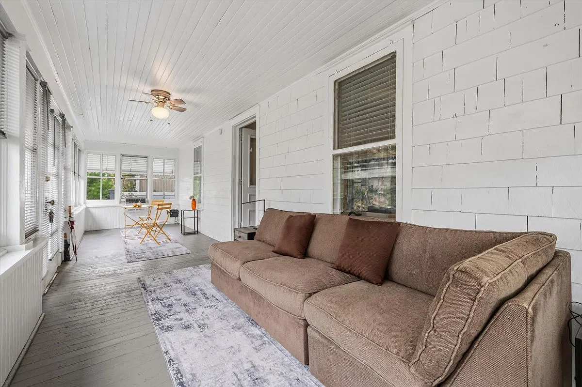 3 bed, 2.5 bath, 1800 sqft, $5,200 — Photo 4
