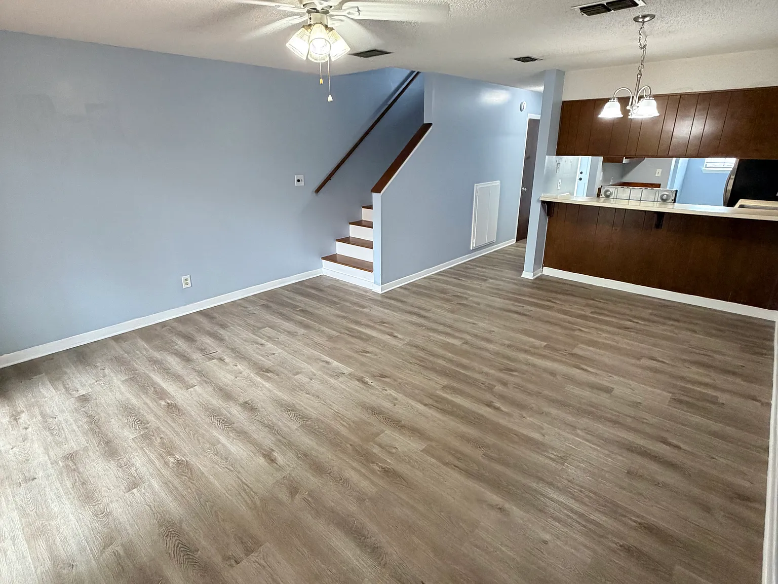 2 bed, 1.5 bath, 1298 sqft, $1,600 — Photo 3