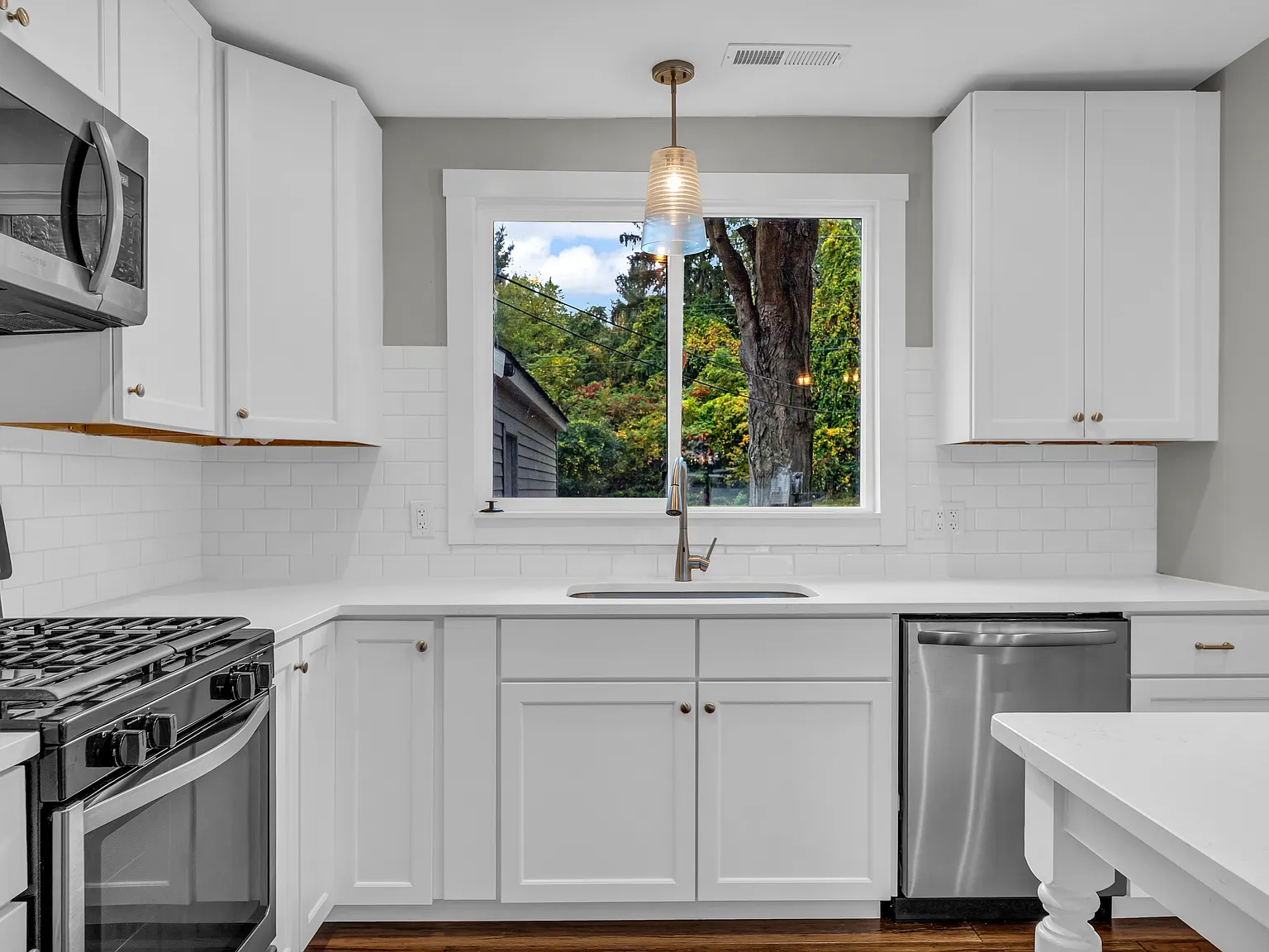2 bed, 890 sqft, $2,000 — Photo 3