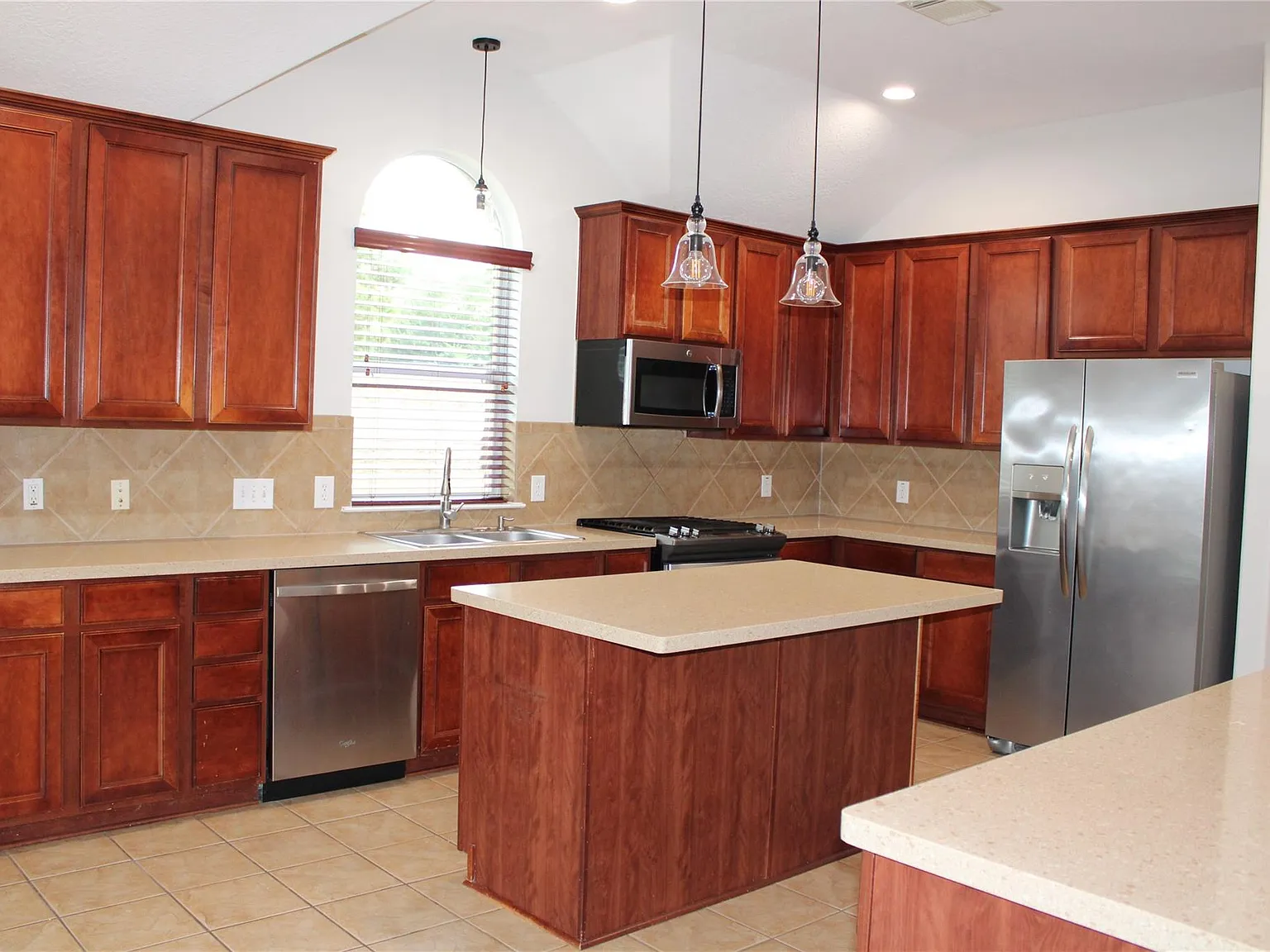 3 bed, 2.0 bath, 2291 sqft, $2,500 — Photo 3
