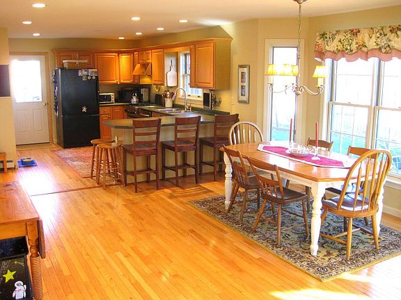 Eating Area towards Kit