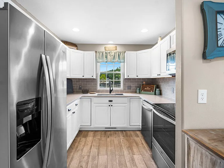 305 Lake Dr — Photo 8