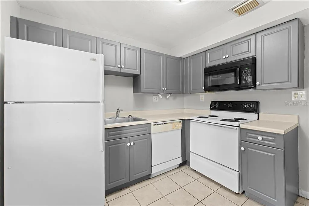 2 bed, 1.0 bath, 899 sqft, $1,350 — Photo 4