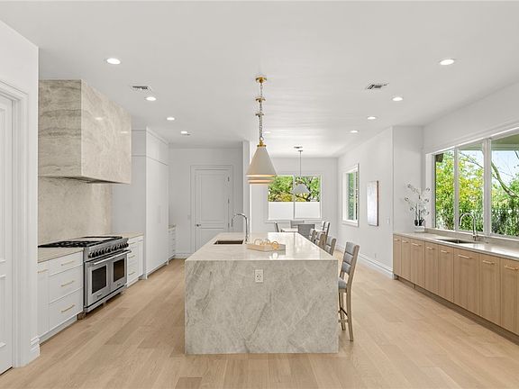 3rd image of 428 Saint Andrews Ct