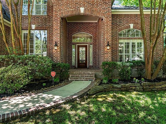 Beautiful grand entrance greets you in this charming custom home in Lenox Hill.