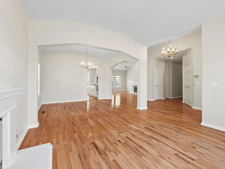 560 Diana Ave — Photo 13