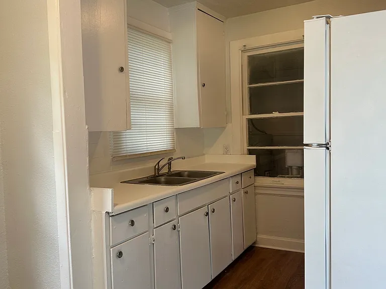750 Saint Clair St — Photo 9