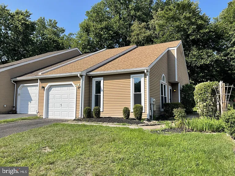 294 Woods Edge Pl — Photo 1