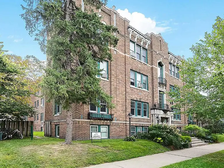 Yorkshire Apartments — Photo 2