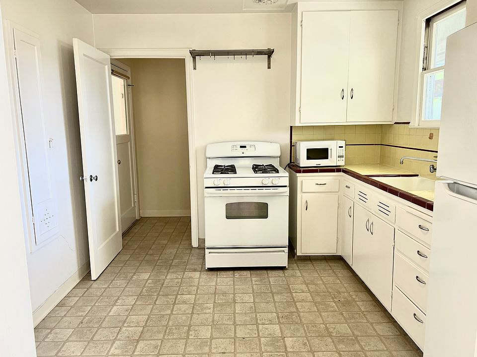 1st image of 961 Menlo Ave