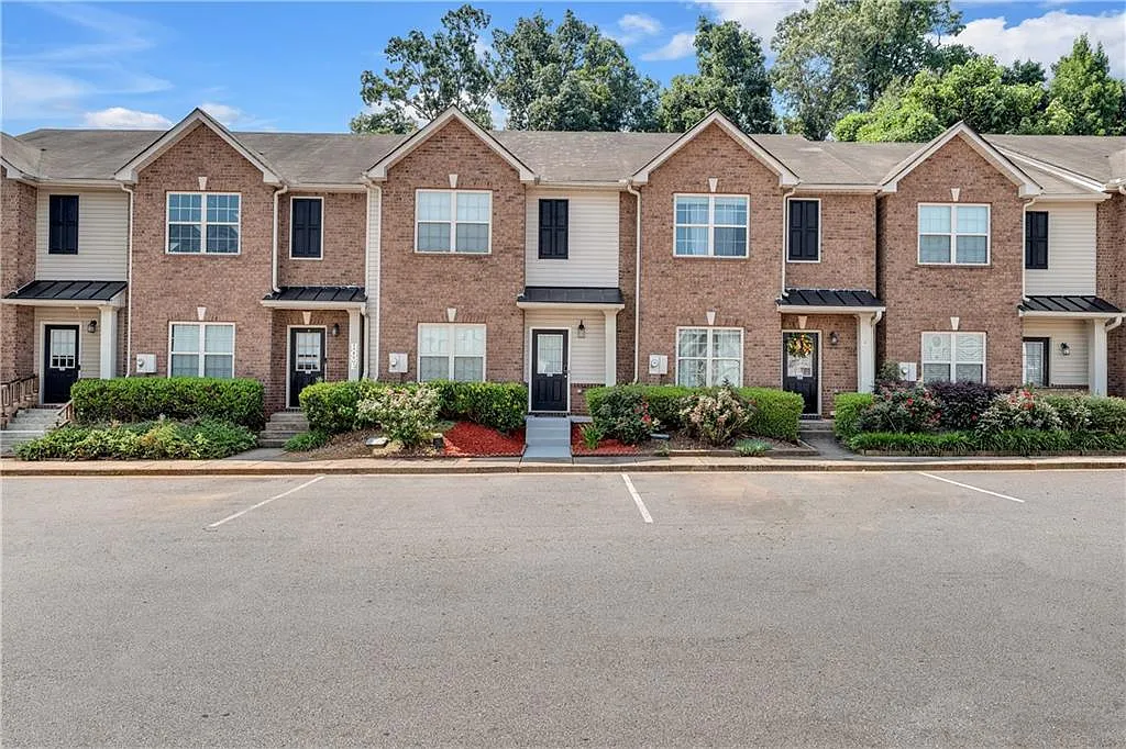 3 bed, 2.5 bath, 1526 sqft, $2,100 — Photo 1